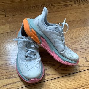 HOKA ONE ONE Clifton Women’s size 7 Sneaker